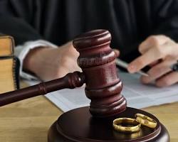 Toga de abogado y mazo de juez en un juzgado, simbolizando inhabilitación por negligencia de abogados en Albacete.